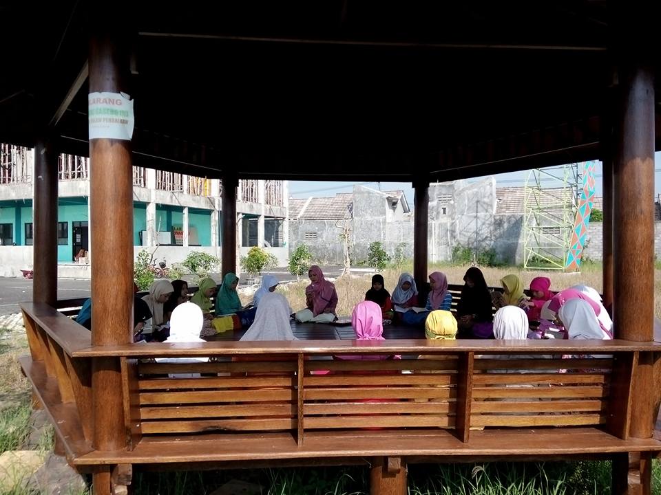 Penyampaian Materi Pondok Ramadhan di Taman Gazebo MIUS