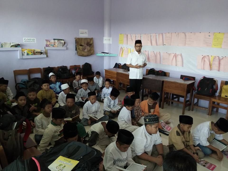 Penyampaian Materi Pondok Ramadhan di kelas